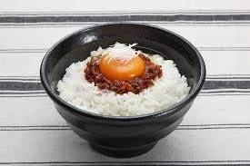 Momoya Taberu Layu Aceite sazonado con pimiento rojo y ajo 110 g de pasta de chile japonesa picante, relleno de ajo frito y pimiento