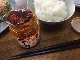 Momoya Taberu Layu Aceite sazonado con pimiento rojo y ajo 110 g de pasta de chile japonesa picante, relleno de ajo frito y pimiento
